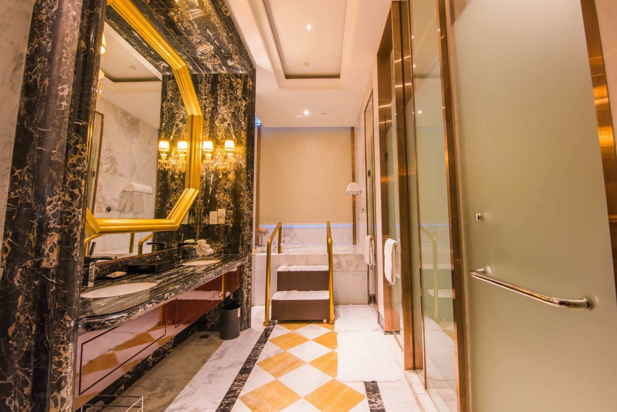 Sheraton Zhenjiang Hotel Exterior foto